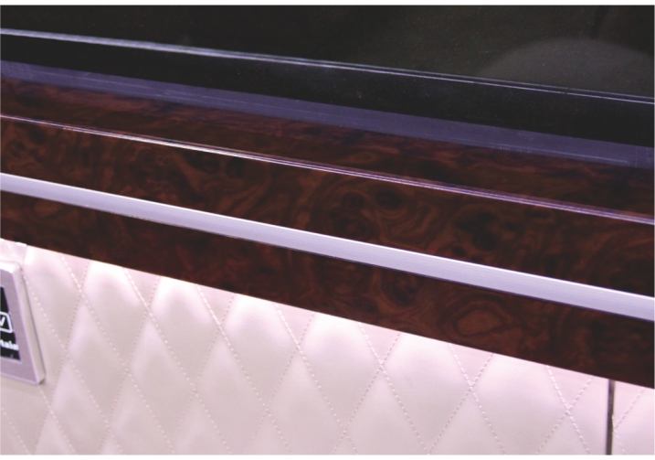 车厢两侧桃木压条