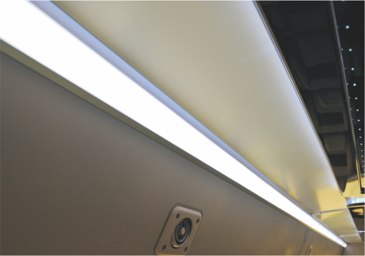 天花两侧长条灯光装饰